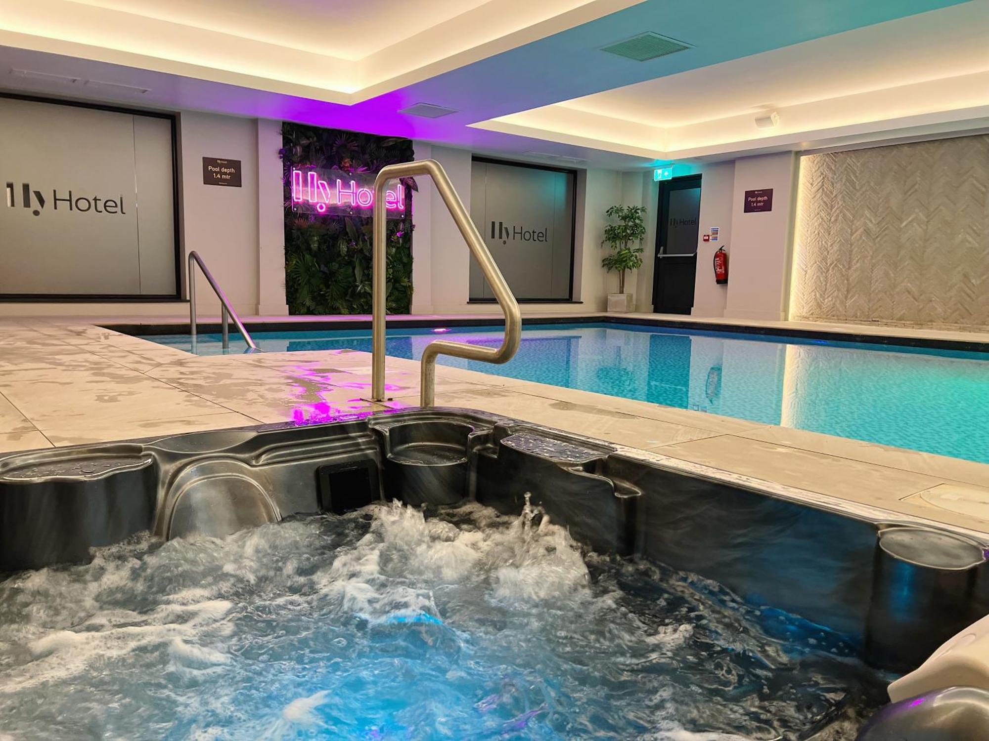 Hy Lytham St Anne'S Aparthotel Lytham St Annes Kültér fotó The pool at the Hilton London Paddington
