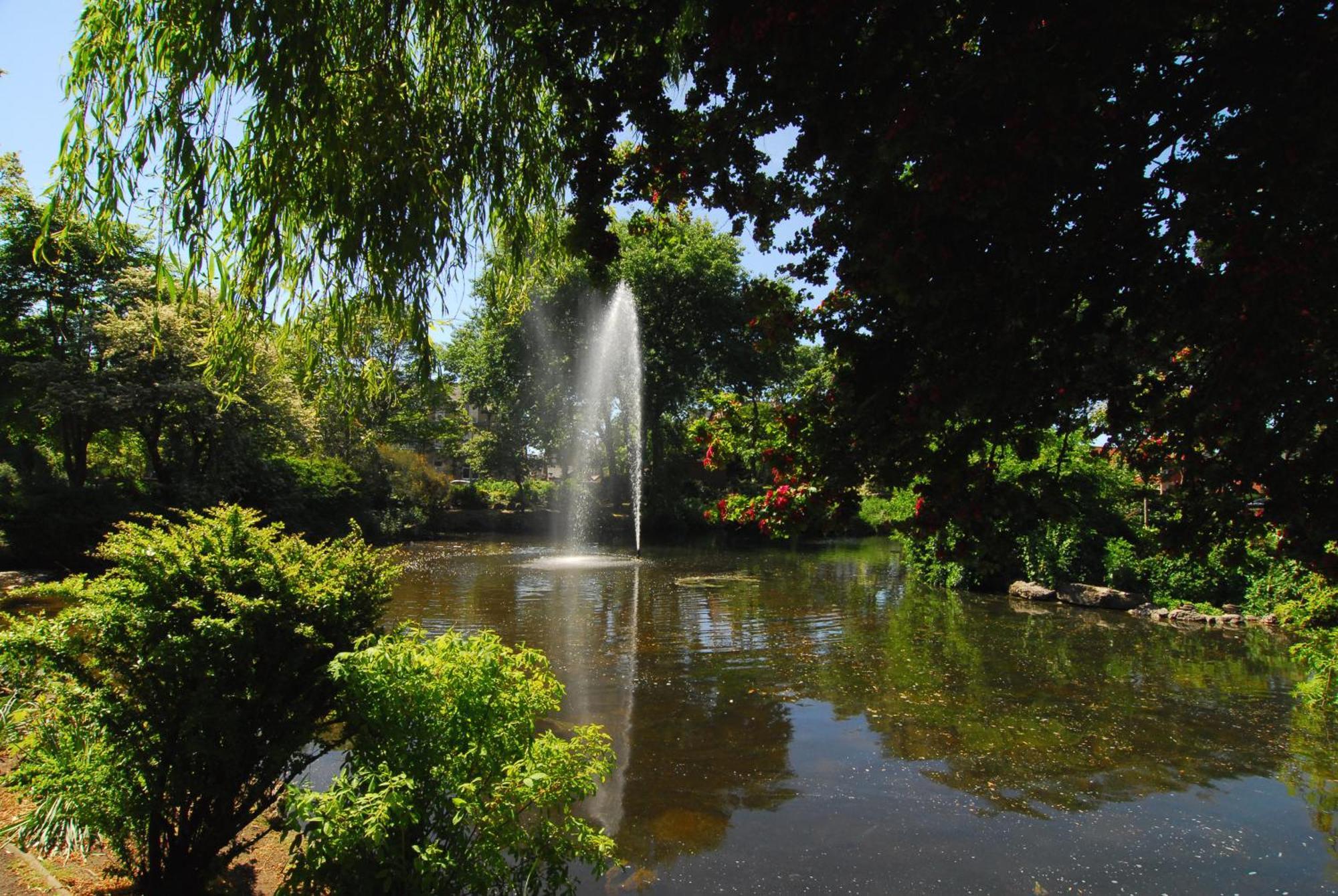 Hy Lytham St Anne'S Aparthotel Lytham St Annes Kültér fotó Fountain in the park