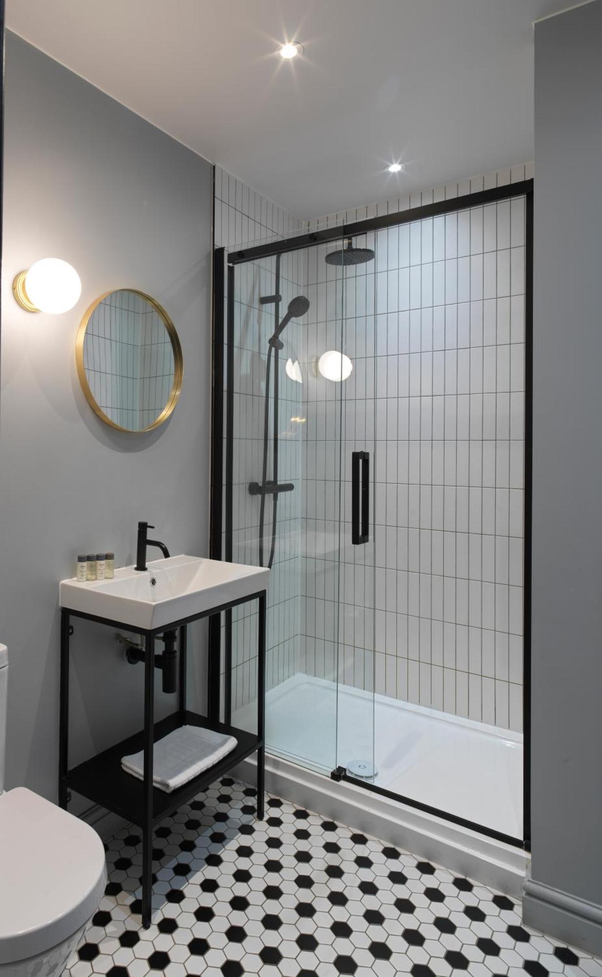 Hy Lytham St Anne'S Aparthotel Lytham St Annes Kültér fotó A shower cubicle