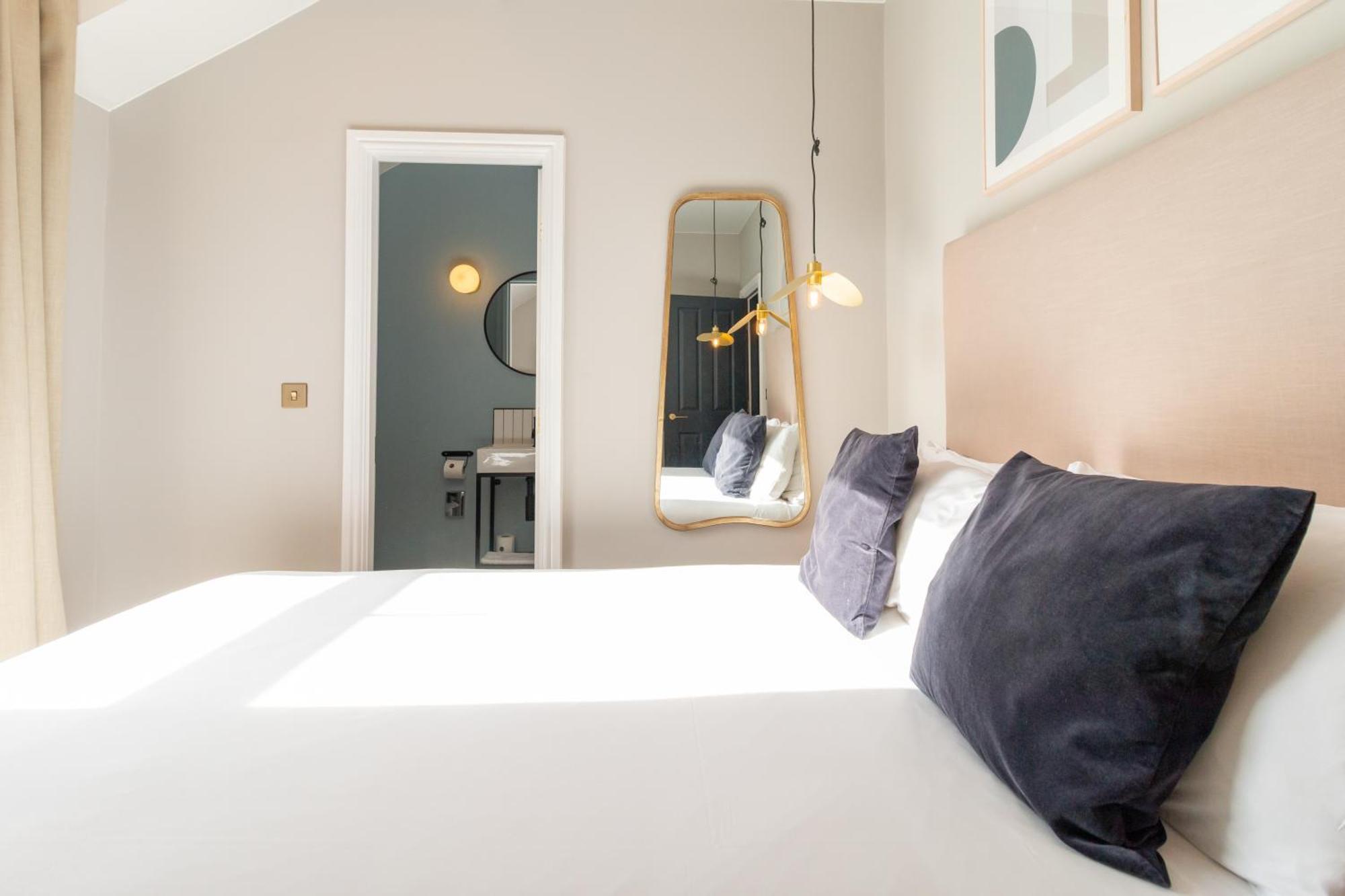 Hy Lytham St Anne'S Aparthotel Lytham St Annes Kültér fotó A bedroom at the hotel