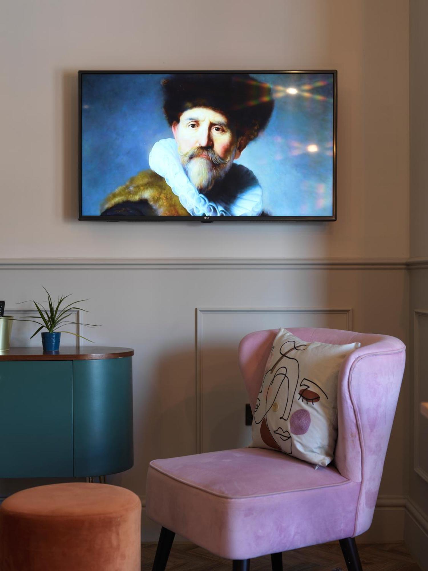 Hy Lytham St Anne'S Aparthotel Lytham St Annes Kültér fotó A television set in a hotel room