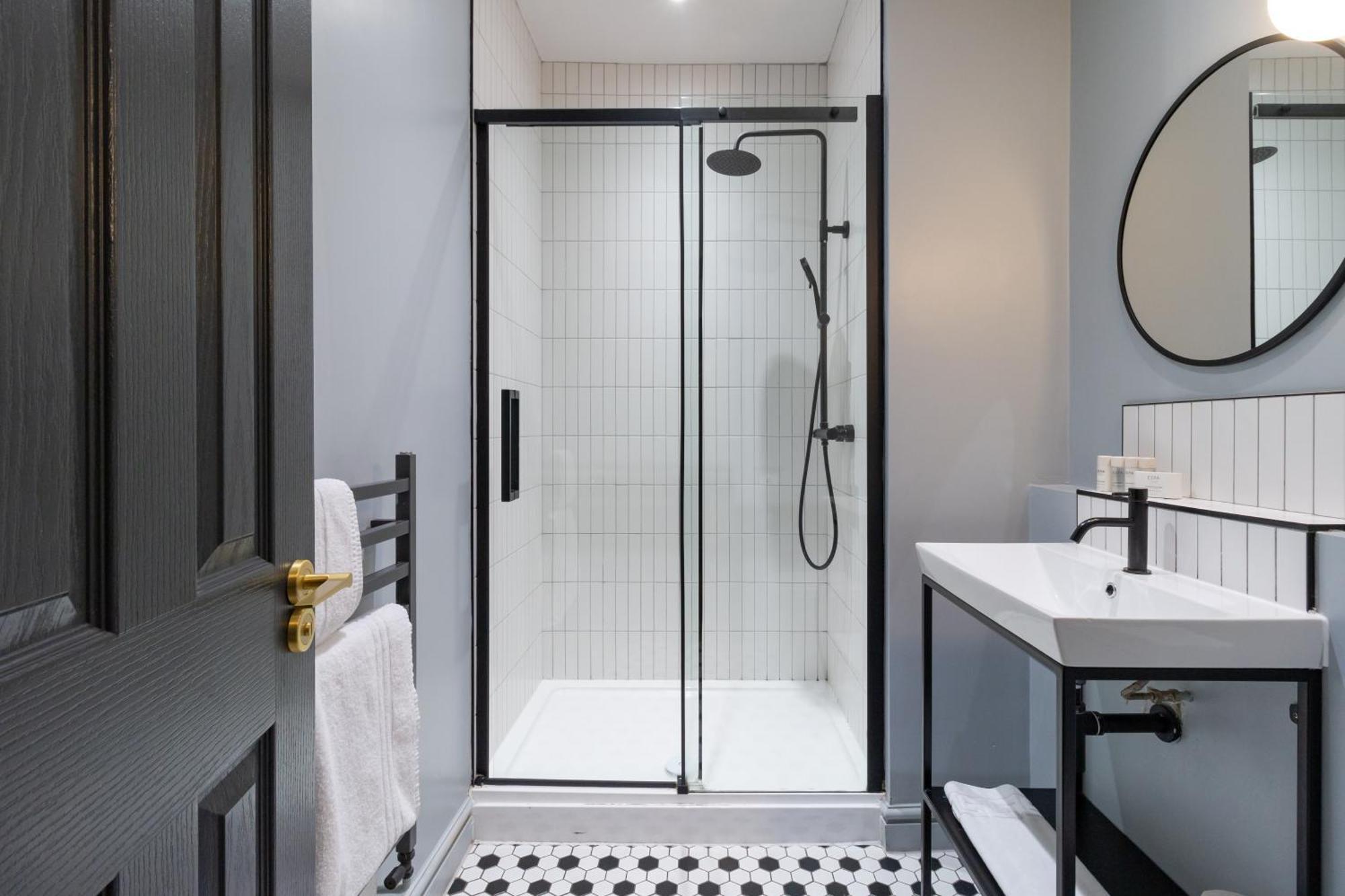 Hy Lytham St Anne'S Aparthotel Lytham St Annes Kültér fotó A shower enclosure