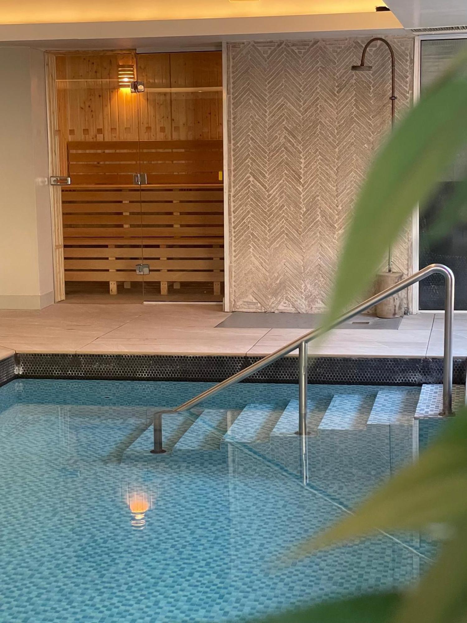 Hy Lytham St Anne'S Aparthotel Lytham St Annes Kültér fotó A swimming pool with a sauna