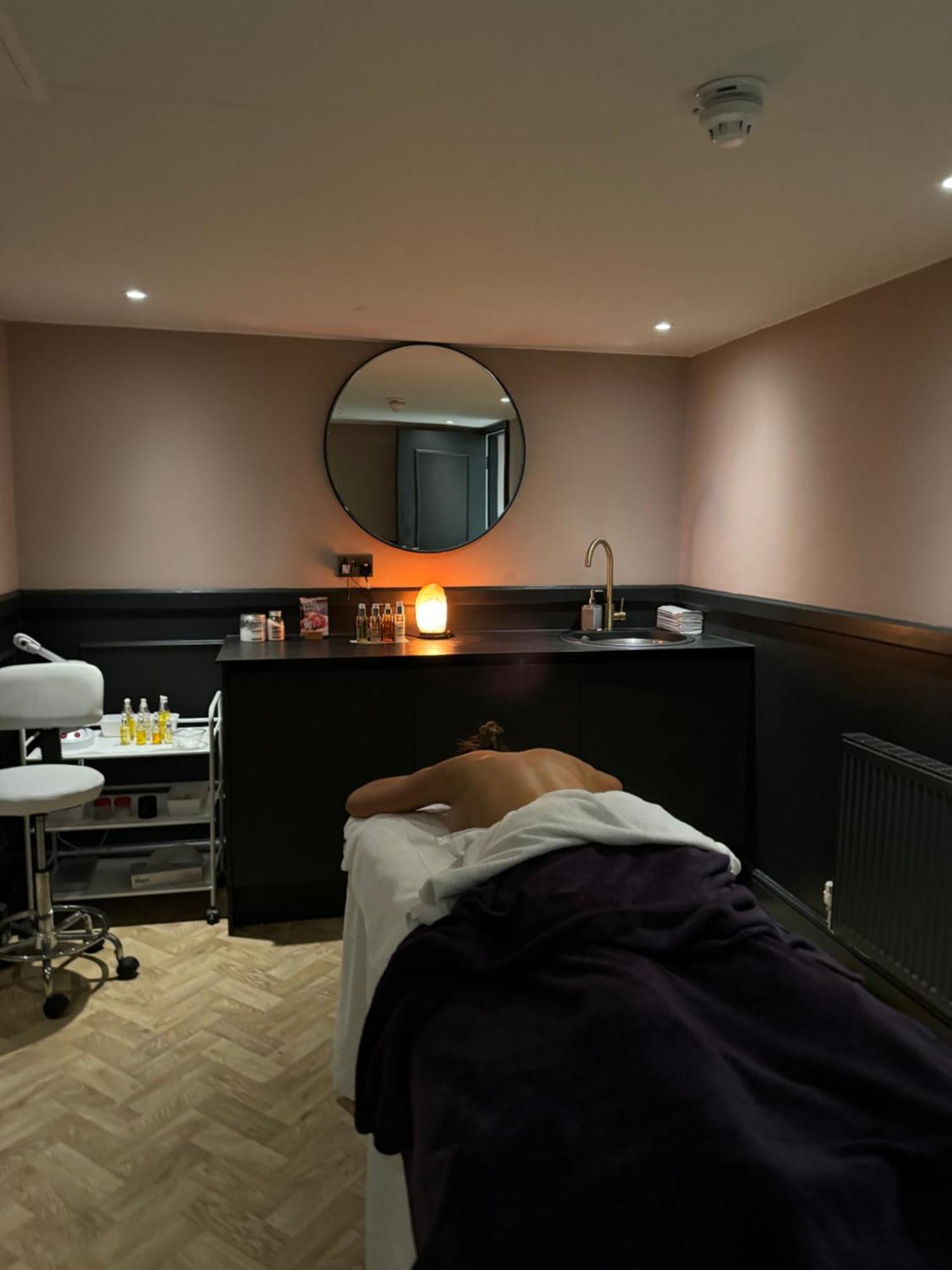 Hy Lytham St Anne'S Aparthotel Lytham St Annes Kültér fotó A massage in progress