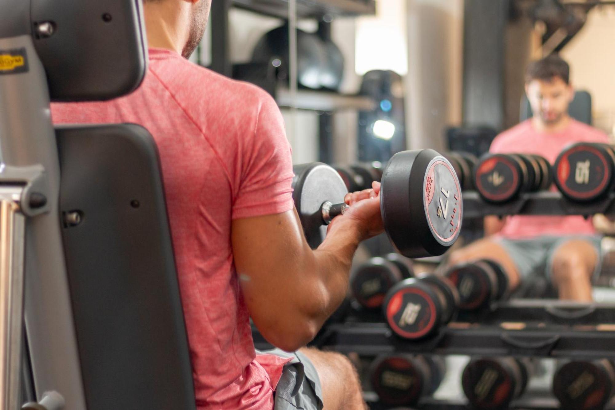 Hy Lytham St Anne'S Aparthotel Lytham St Annes Kültér fotó A man lifting weights