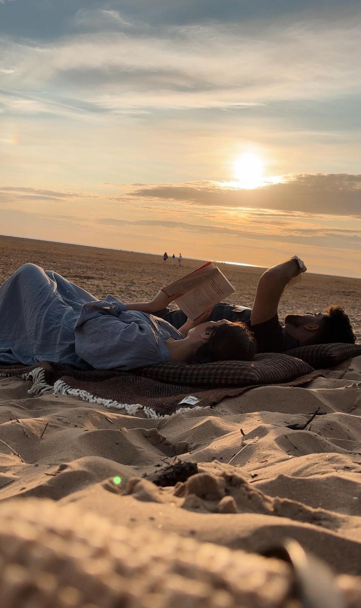Hy Lytham St Anne'S Aparthotel Lytham St Annes Kültér fotó A woman reading on the beach